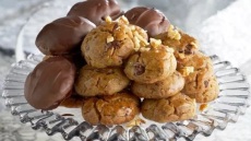 Μελομακάρονα με σοκολάτα σε δύο εκδοχές