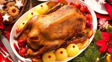 Πάπια: ο Δ. Παπαζυμούρης μάς εξηγεί πώς να διαχειριστούμε σωστά το απόλυτο γιορτινό υλικό