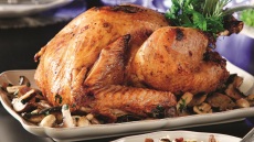 17 συνταγές με γαλοπούλα και άλλα πουλερικά για το γιορτινό τραπέζι