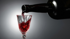 10 κρασιά που θα γλυκάνουν τις γιορτές