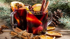  Gluhwein: Πώς να φτιάξετε ζεστό κρασί στο σπίτι για να νιώσετε ότι είστε σε κάποια χριστουγεννιάτικη αγορά