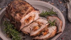 Πώς να φτιάξετε χοιρινό ρολό γεμιστό με φρούτα και σάλτσα gravy