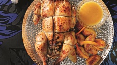 Γιορτινό γεμιστό κοτόπουλο με σάλτσα πορτοκαλιού