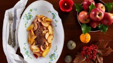 Μήλο: Ο Δ. Παπαζυμούρης μάς εξηγεί πώς εμπλουτίζει γευστικά το γιορτινό τραπέζι (+συνταγές)