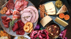 Γιορτινό τραπέζι: Πώς να φτιάξετε ένα πλατό τυριών και αλλαντικών νέας γενιάς