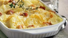 Σελινόριζα στον φούρνο με μπεσαμέλ και μπέικον