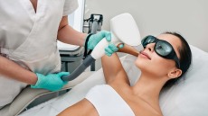 Θεραπείες με λέιζερ: Ποιες μπορούμε (και πρέπει) να κάνουμε το χειμώνα