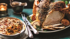 Γιορτινό τραπέζι: Η γαλοπούλα, τα συνοδευτικά της και το γλυκό κλείσιμο