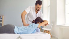 Η κίνηση – κλειδί που μπορεί να σας «σώσει» από μια επέμβαση στη μέση