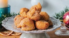 Γιορτινοί λουκουμάδες με ζάχαρη και κανέλα