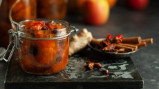 Τα τσάτνεϊ και οι μαρμελάδες της γιορτής για τα πλατό και τα κρεατικά μας