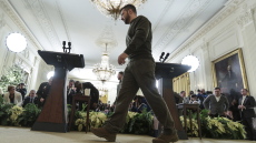 ΗΠΑ: «Ο Ζελένσκι έμοιαζε με μάνατζερ στριπτιζάδικου» - Το σχόλιο Αμερικανού σχολιαστή για τον Ουκρανό πρόεδρο