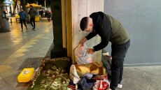 Η «Αποστολή» μοιράζει τα βράδια δέματα αγάπης στους αστέγους