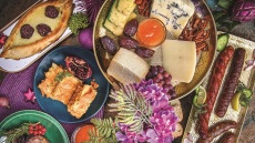 Πώς να φτιάξετε πλατό με ζεστά αλλαντικά και τυριά