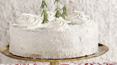 Τούρτα με κρέμα και φρούτα του δάσους