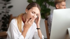 Τέσσερα σημάδια ότι σας λείπει ύπνος – Εκτός από κούραση και υπνηλία