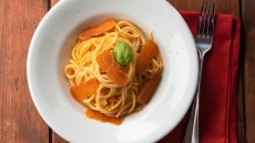 Αυγοτάραχο: Ο Δ. Παπαζυμούρης μας εξηγεί πώς να εντάξουμε αυτόν τον εκλεκτό ελληνικό μεζέ στο γιορτινό τραπέζι (+συνταγές)