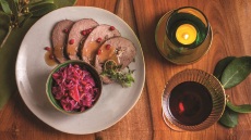 Μοσχάρι ρολό στη γάστρα με λάχανο μπρεζέ και ρόδι