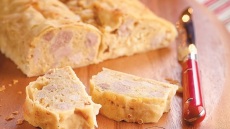 Πρωτοχρονιάτικη πίτα Αγράφων με χοιρινό, τραχανά και φέτα