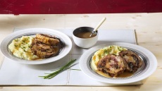 Ρολό χοιρινό με χουρμάδες, δαμάσκηνα και μπέικον