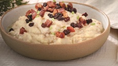 Πουρές από κουνουπίδι και αμύγδαλα, με σταφίδες και καραμελωμένο μπέικον