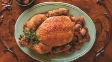 Κόκορας στιφάδο με κάστανα, καρδάμωμο και πορτοκάλι