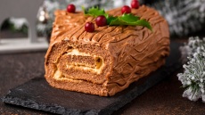 Γιορτινοί κορμοί: 12 συνταγές για να γλυκάνετε τους καλεσμένους σας