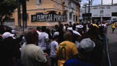 Πελέ: Δείτε live το λαϊκό προσκύνημα - Στο γήπεδο της Σάντος η σορός του