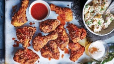 Τραγανές φτερούγες κοτόπουλου με σπιτική πατατοσαλάτα