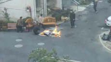 Κορωνοϊός - Ανατριχιαστικές εικόνες στην Κίνα: Ακόμα και στους δρόμους καίνε τους νεκρούς - Δείτε βίντεο