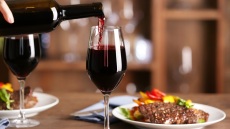 Wine pairing: Πώς επηρεάζει το χρώμα του κρασιού το «πάντρεμά» του με το φαγητό