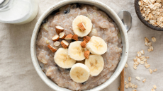 Πώς να φτιάξετε θρεπτικό πρωινό με μπανάνα και βρώμη
