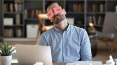 Από πόνους στη μέση έως κατάθλιψη: Η SOS λίστα με τους κινδύνους της καθιστικής εργασίας