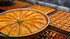 Οι πιο τραγανοί και ζουμεροί μπακλαβάδες της Αθήνας (και όχι μόνο)