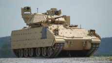 Πόλεμος στην Ουκρανία: Ο Μπάιντεν επιβεβαιώνει πως εξετάζεται η αποστολή στο Κίεβο τεθωρακισμένων οχημάτων μάχης Bradley