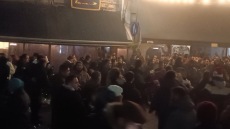 Λάρισα: Το πιο «τρελό» κλείσιμο μαγαζιού έγινε με πέταγμα τραπεζιών και σπασμένα πιάτα