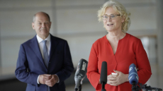 Γερμανία: Ο Σολτς περιβάλλει με την «απόλυτη εμπιστοσύνη» του την υπουργό Άμυνας 