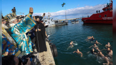 Από τον Πειραιά, στα Τζουμέρκα: Τα Θεοφάνια σε όλη την Ελλάδα σε φωτογραφίες και βίντεο