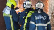 Φωτιά σε εγκαταλελειμμένο κτίριο στο κέντρο της Αθήνας - Κλειστή η Λιοσίων