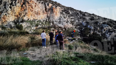 Τραγωδία στην Κερατέα: Από γκρεμό 20 μέτρων ανέσυραν τον άτυχο άνδρα που έπεσε ενώ μάζευε χόρτα