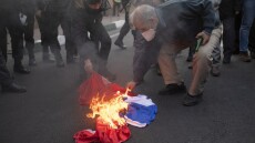 Ιράν: Καίνε σημαίες έξω από την πρεσβεία της Γαλλίας - «Προσβλητικές οι καρικατούρες του Χαμενεΐ από το Charlie Hebdo»