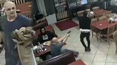 Χιούστον: Με πλαστικό όπλο απειλούσε τους πελάτες ο ληστής στο εστιατόριο - Εννέα φορές τον πυροβόλησε ο πελάτης
