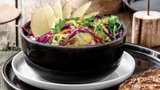 Λαχανοσαλάτα με μήλα και σταφίδες