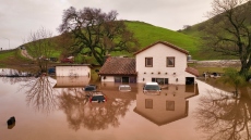 Καλιφόρνια: Τουλάχιστον 14 άνθρωποι σκοτώθηκαν από τη σφοδρή κακοκαιρία - Χωρίς ρεύμα 220.000 νοικοκυριά