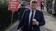 Άντριου Μπρίτζεν: Αποπέμφθηκε από τους Συντηρητικούς ο βουλευτής που συνέκρινε τα εμβόλια του κορωνοϊού με το Ολοκαύτωμα