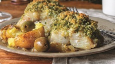 Ψητός μπακαλιάρος με κρούστα ψωμιού και κρεμμύδια (Bacalhau com Broa)