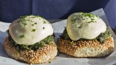 Αυγά fiorentine με κουλούρι Θεσσαλονίκης