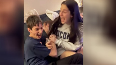 ΗΠΑ: Έφηβος με εγκεφαλική παράλυση μαθαίνει πως γίνεται δεκτός στο Χάρβαρντ... και τρελαίνεται - Βίντεο