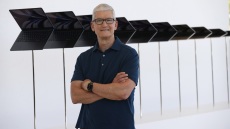 Apple: Ο Τιμ Κουκ συμφώνησε να του περικόψουν τις αποδοχές του στα... 49 εκατ. δολάρια