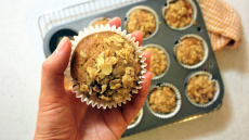 Πρωινό: Ετοιμάζουμε απολαυστικά vegan muffins με αμυγδαλοβούτυρο